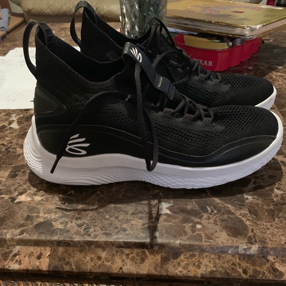 Brand new curry8’s - Picture 2 of 3